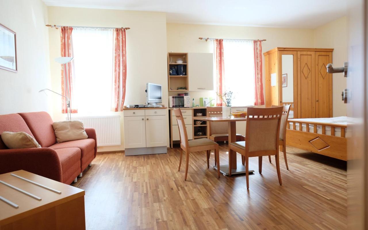 Bed and Breakfast Weingut Familie Schuster Grossriedenthal Exterior foto