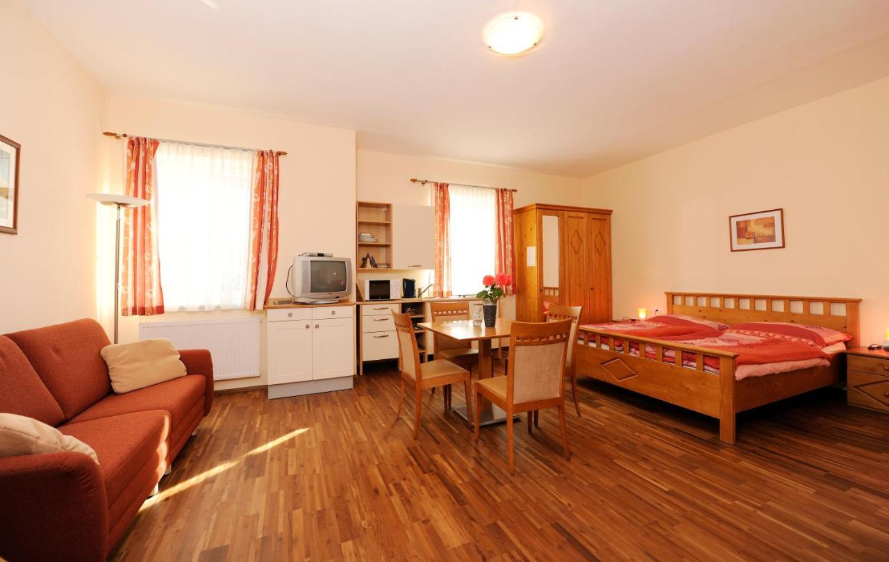 Bed and Breakfast Weingut Familie Schuster Grossriedenthal Exterior foto